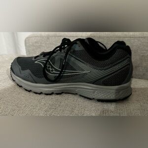 Like new, men’s Saucony gray tennis shoe in size 14w.